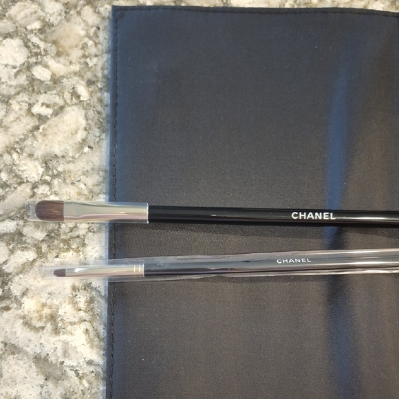 CHANEL Black Suede Makeup Brush Case With 3 Brushes - Picture 4 of 16